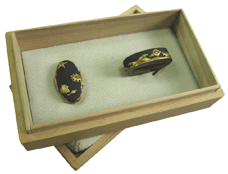 日本刀装具　縁頭　海波の図　金工品　魚子地　銅製　フチ　カシラ　刀剣美術